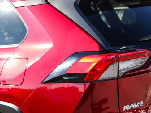 Used 2021 Toyota RAV4 XLE image 7