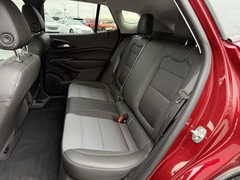 Used 2025 Chevrolet Trax LT w/ LT Convenience Package image 31