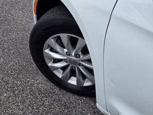 Used 2019 Chrysler Pacifica Touring-L FWD image 36