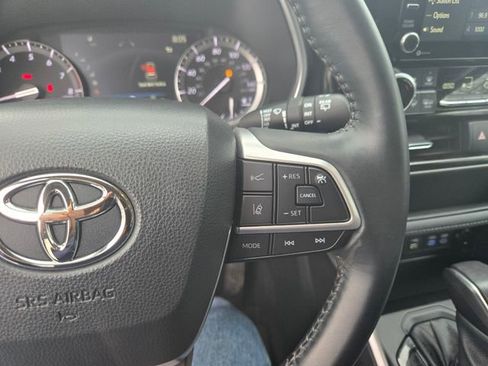 Used 2022 Toyota Highlander XLE AWD/4WD image 16
