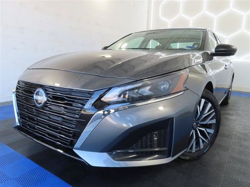 Used 2025 Nissan Altima 2.5 SV FWD image 1