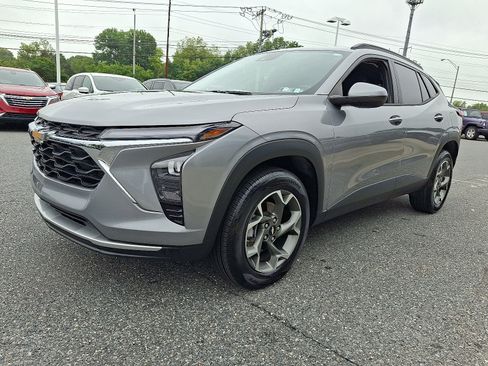 Used 2024 Chevrolet Trax LT w/ Driver Confidence Package FWD image 3