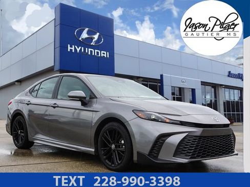 Used 2025 Toyota Camry SE FWD image 1
