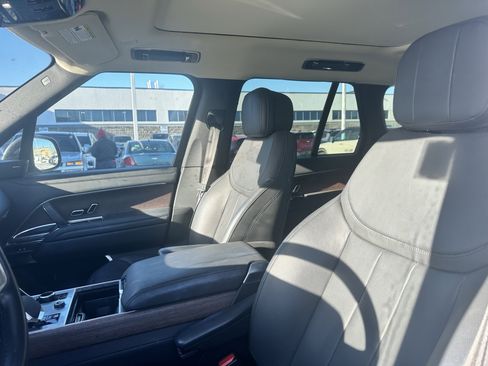 Used 2023 Land Rover Range Rover SE image 14