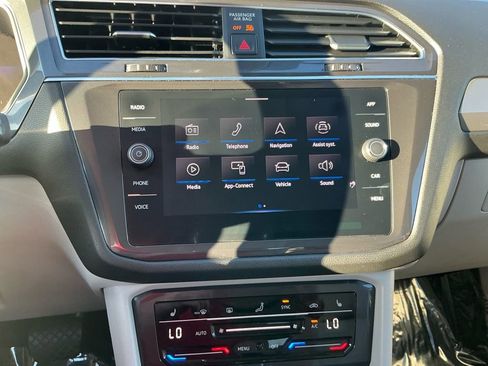 Used 2022 Volkswagen Tiguan SE w/ Panoramic Sunroof Package image 21