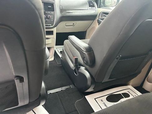Used 2019 Dodge Grand Caravan SE w/ UConnect Hands-Free Group image 15