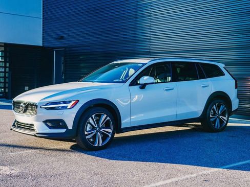 New 2025 Volvo V60 B5 Cross Country Plus w/ Protection Package Premier AWD/4WD image 3