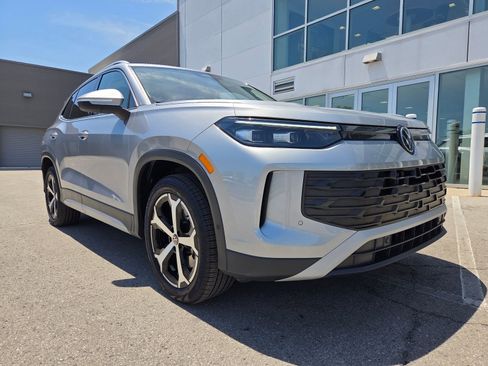 Certified 2025 Volkswagen Tiguan SE w/ Panoramic Sunroof Package AWD/4WD image 30