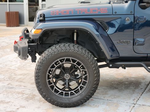 Used 2025 Jeep Gladiator Sport AWD/4WD image 9