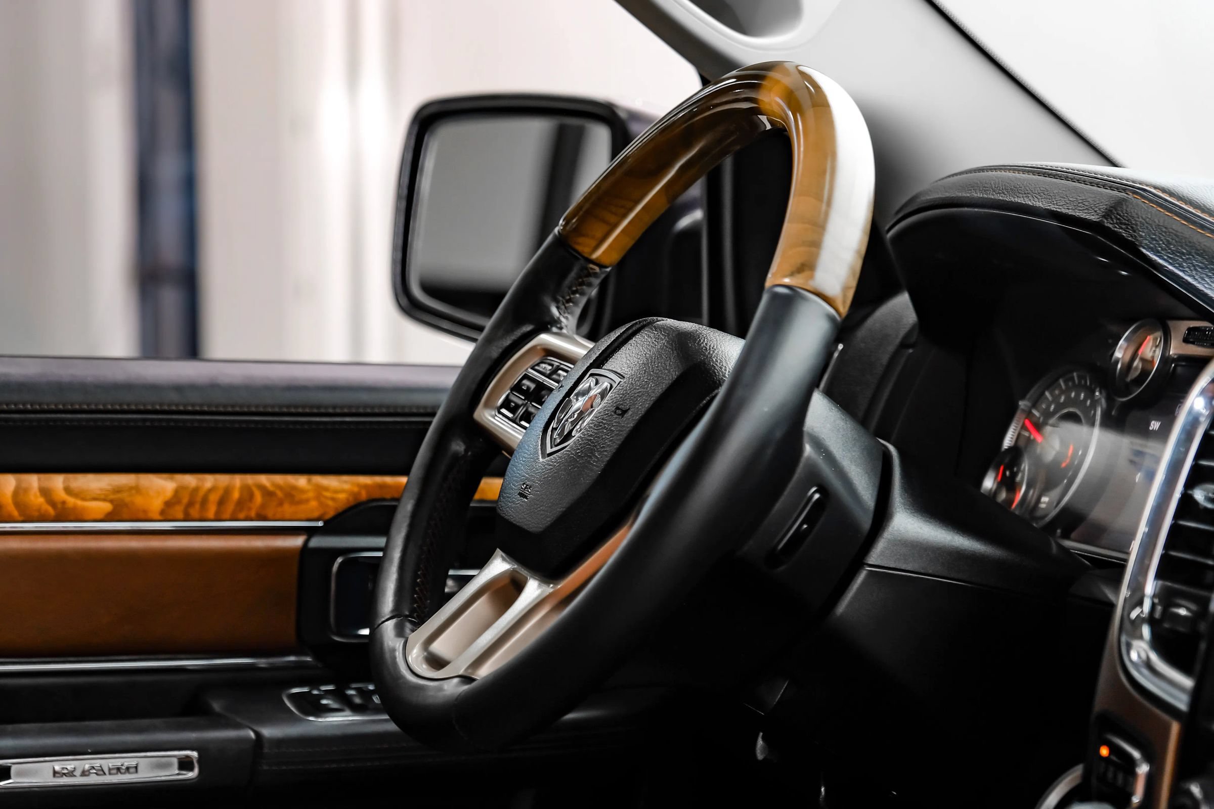 Used 2016 RAM 1500 Laramie Longhorn w/ Convenience Group AWD/4WD image 16