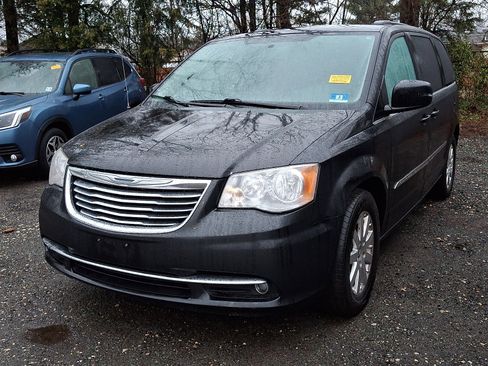 Used 2014 Chrysler Town & Country Touring image 3