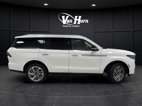 Used 2025 Lincoln Navigator Reserve AWD/4WD image 8