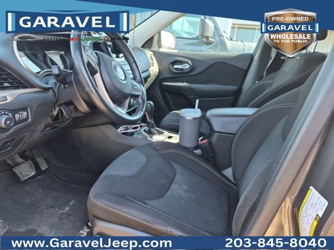 Used 2016 Jeep Cherokee Latitude image 2