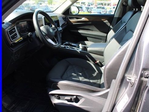 Used 2025 Volkswagen Atlas SE AWD/4WD image 17