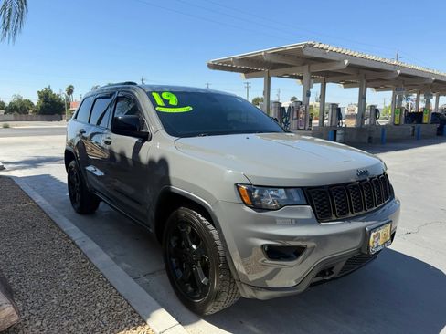 Used 2019 Jeep Grand Cherokee Laredo AWD/4WD image 3