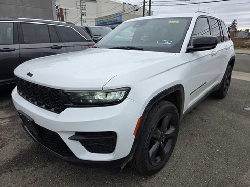 Used 2023 Jeep Grand Cherokee Altitude image 2
