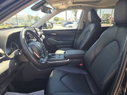 Used 2025 Toyota Highlander XLE FWD image 22