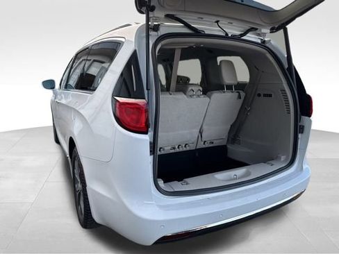 Used 2018 Chrysler Pacifica Limited image 16