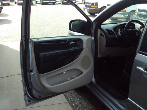 Used 2016 Dodge Grand Caravan SE image 16