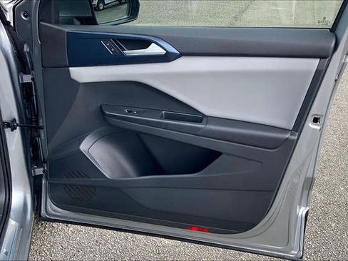 Used 2023 Volkswagen Taos SE w/ Panoramic Sunroof Package image 24