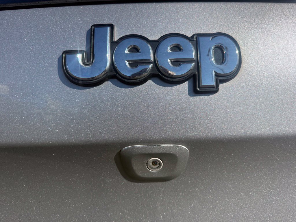 Used 2018 Jeep Cherokee Latitude w/ Safety Group AWD/4WD image 14