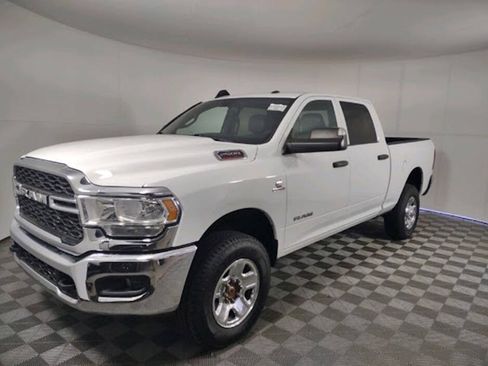 Used 2022 RAM 2500 Tradesman w/ Chrome Appearance Group AWD/4WD image 3