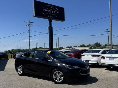 Used 2017 Chevrolet Cruze LT FWD image 1
