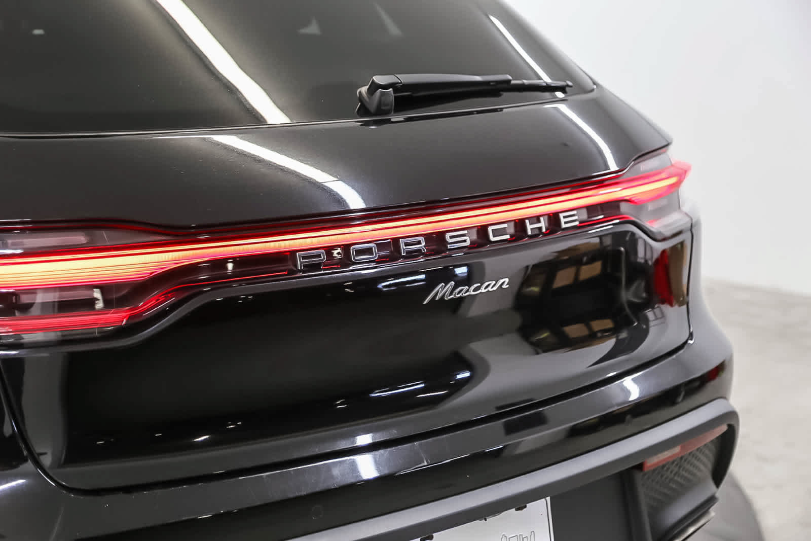 Used 2024 Porsche Macan AWD/4WD image 12