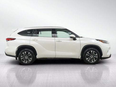 Used 2021 Toyota Highlander XLE AWD/4WD image 6