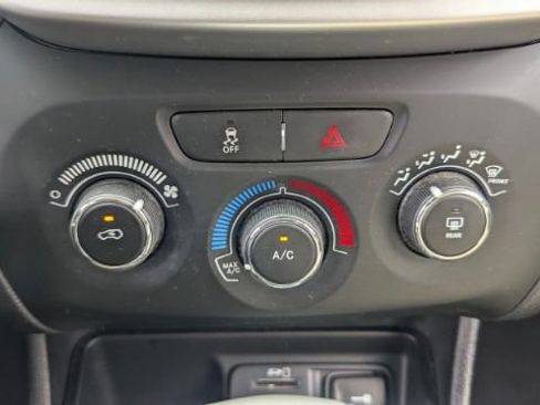 Used 2016 Jeep Cherokee Sport image 32