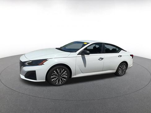 Used 2025 Nissan Altima 2.5 SV FWD image 8