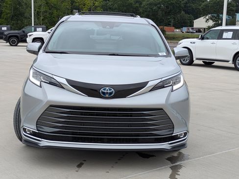 Certified 2024 Toyota Sienna Limited FWD image 8
