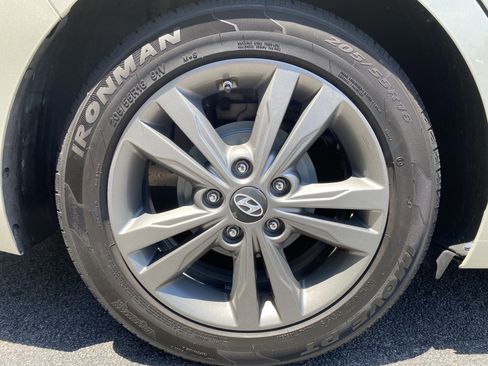 Used 2017 Hyundai Elantra SE FWD image 36
