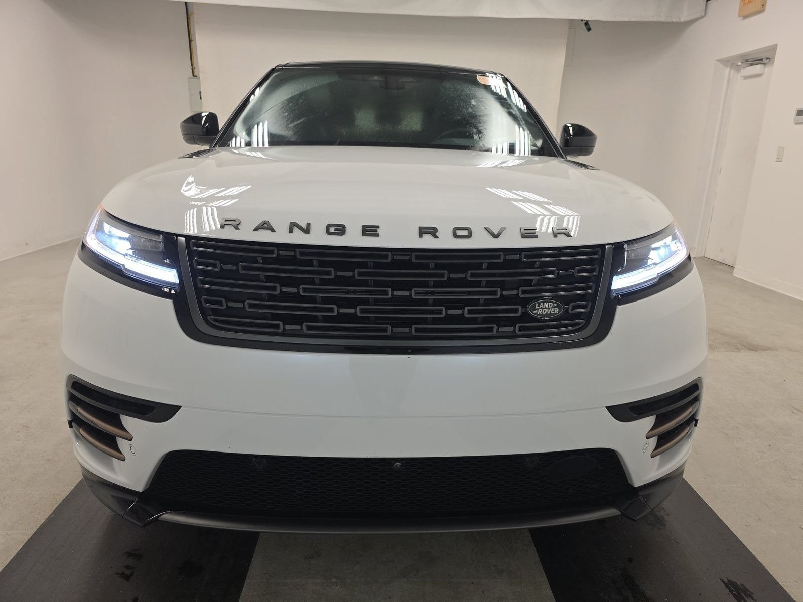 Used 2025 Land Rover Range Rover Velar Dynamic SE AWD/4WD image 9