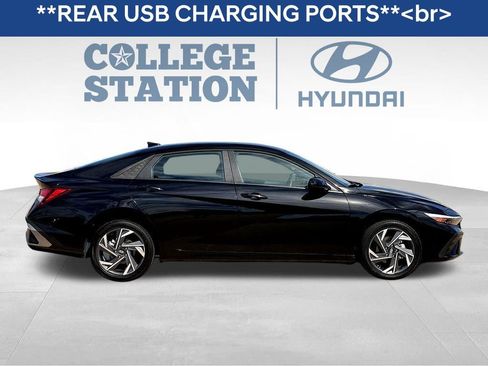 Used 2025 Hyundai Elantra Sport image 11