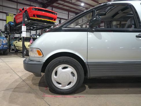 Used 1992 Toyota Previa LE image 3