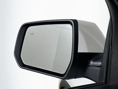 Used 2023 Chevrolet Traverse LT image 16