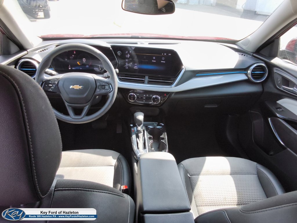Used 2025 Chevrolet Trax LT FWD image 19