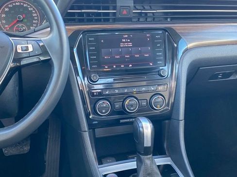 Used 2022 Volkswagen Passat 2.0T image 8