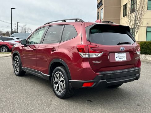 Used 2023 Subaru Forester Premium image 2