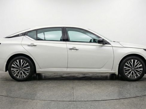 Used 2025 Nissan Altima 2.5 SV FWD image 11