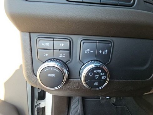 Used 2024 GMC Yukon SLT image 11