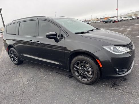 Used 2020 Chrysler Pacifica Touring-L w/ Advanced Safetytec Group image 3