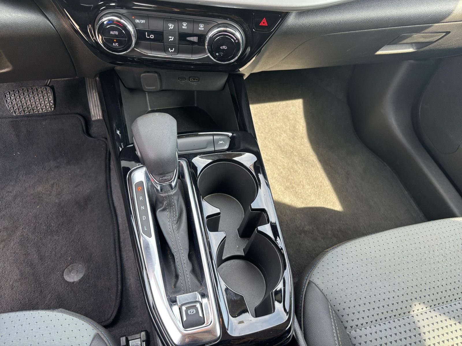 Used 2025 Chevrolet Trax LT FWD image 39