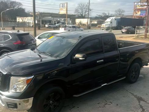 Used 2019 Nissan Titan SV w/ SV Convenience Package image 3