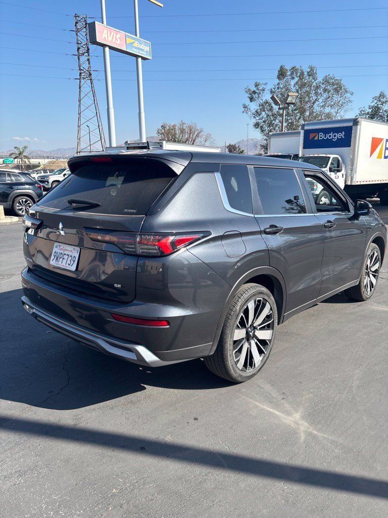 Used 2025 Mitsubishi Outlander SE AWD/4WD image 4