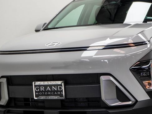 Used 2025 Hyundai Kona SEL image 2