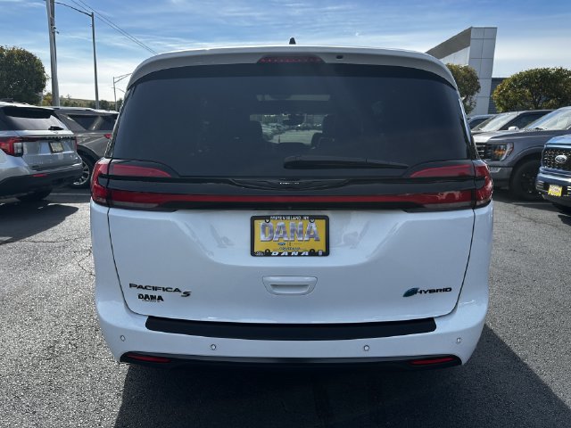 Used 2024 Chrysler Pacifica Premium FWD image 6