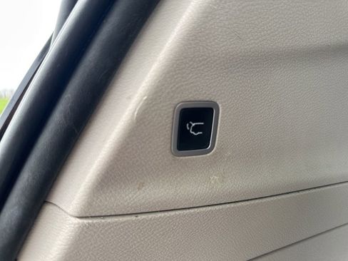 Used 2017 Chrysler Pacifica Touring-L image 9