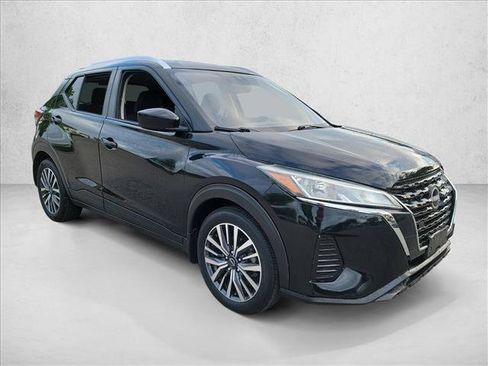 Used 2023 Nissan Kicks SV image 3